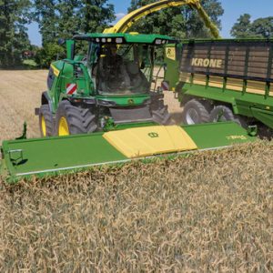 John Deere'i liikurhekseldi koos otseniiduheedriga XDisc 710 tööasendis